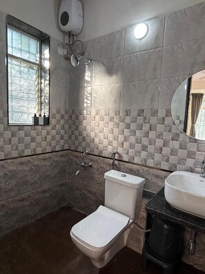 Regadera, bidet, toallas, jabón 