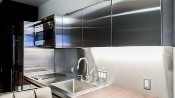 Geladeira, micro-ondas, cooktop, lava-louças