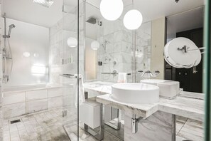 Shower, jetted bath, hair dryer, towels - SVS: Mountain View Studio | Resort Pool & Gym | Palms Place (Las Vegas)