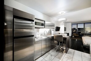 Réfrigérateur, micro-ondes, plaque de cuisson, lave-vaisselle