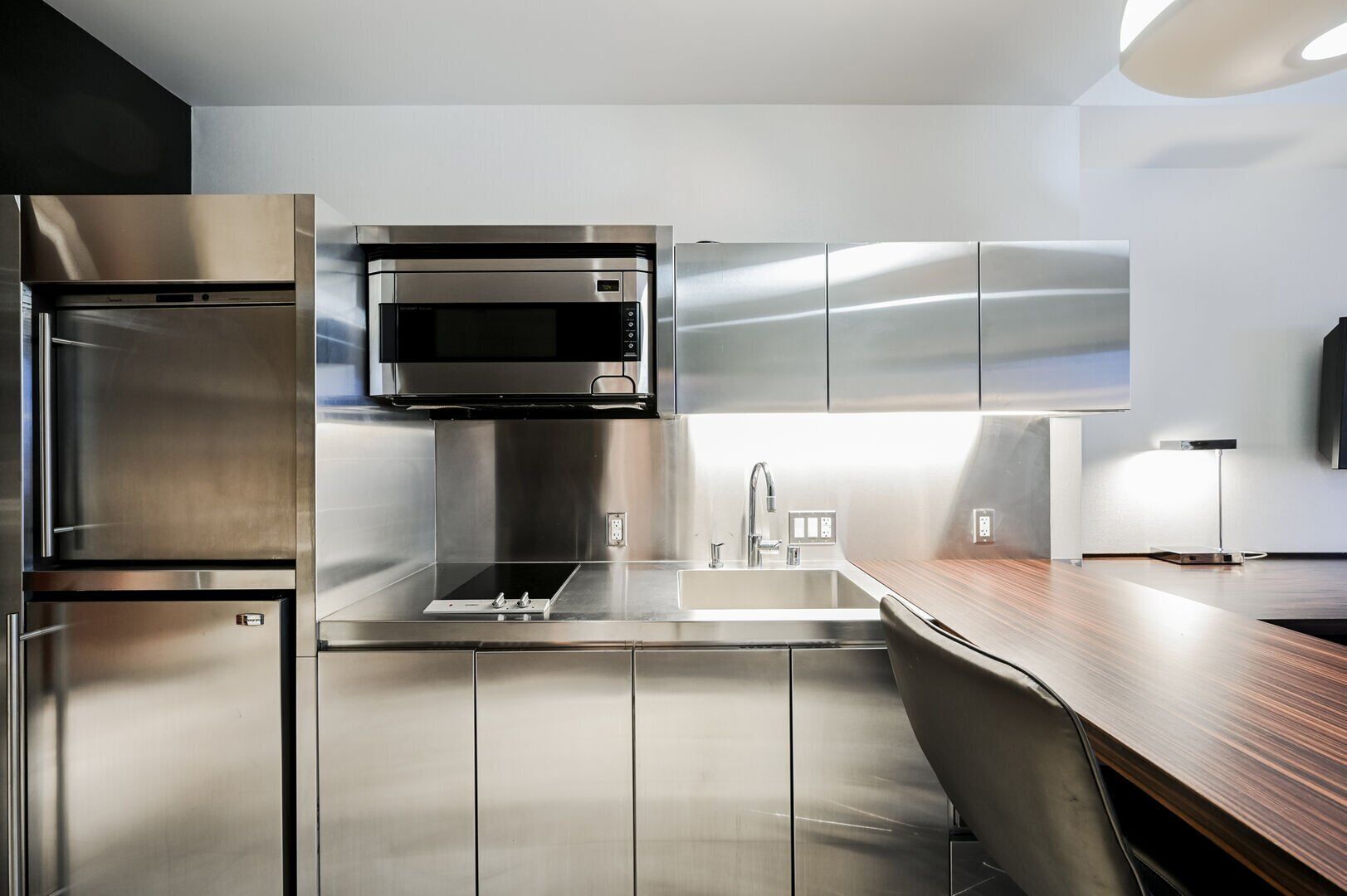 Réfrigérateur, micro-ondes, plaque de cuisson, lave-vaisselle