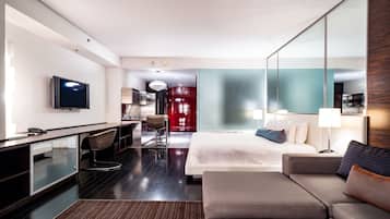 Een bureau, een strijkplank/strijkijzer, gratis wifi, beddengoed