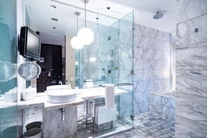 Dusche, Whirlpool, Haartrockner, Handtücher