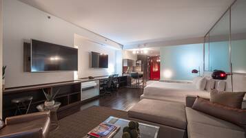 Een bureau, een strijkplank/strijkijzer, gratis wifi, beddengoed