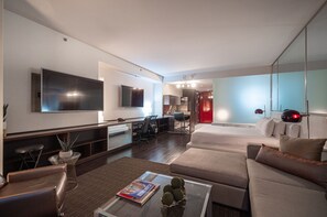 Een bureau, een strijkplank/strijkijzer, gratis wifi, beddengoed