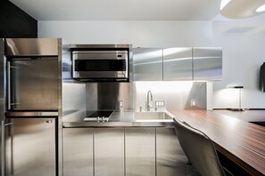 Réfrigérateur, micro-ondes, plaque de cuisson, lave-vaisselle