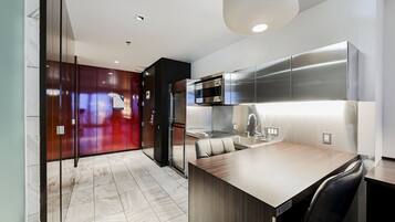 Een microgolfoven, een kookplaat, een koffiezetapparaat/waterkoker