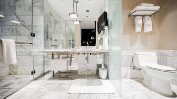 Een douche, een bubbelbad, een haardroger, handdoeken