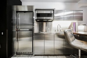 Kühlschrank, Mikrowelle, Herdplatte, Geschirrspüler