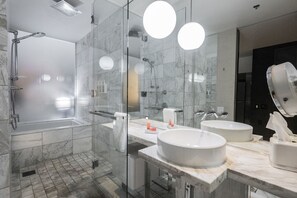 Shower, jetted bath, hair dryer, towels - SVS: Mountain View Studio | Open Balcony | Resort Pool | Palms Place (Las Vegas)