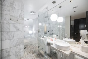 Douche, baignoire à jets, sèche-cheveux, serviettes fournies
