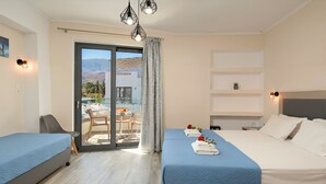 Ένα δωμάτιο ξενοδοχείου με μπαλκόνι, ένα κρεβάτι, ένα γραφείο και μια καρέκλα.