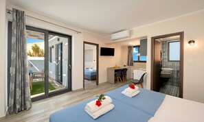 Suite Comfort, vista piscina | Biancheria da letto di alta qualità, una cassaforte in camera