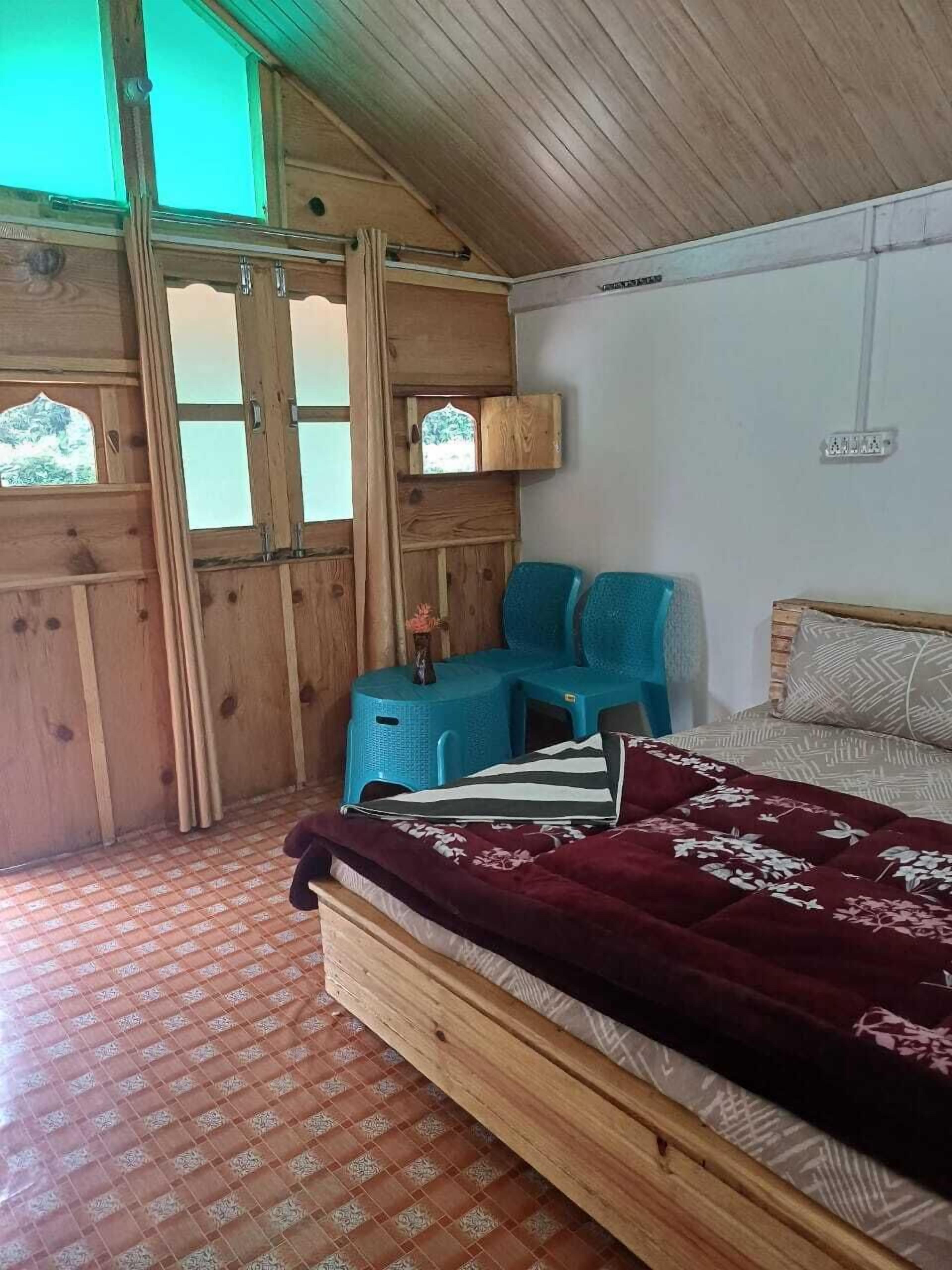 Habitación doble Deluxe, vista a la colina | Escritorio y espacio para trabajar con laptop 