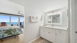 2 bedrooms, Internet, bed sheets - B407- Beautifully renovated waterfront condo! Incredible Beach Rates :) (Panama City)