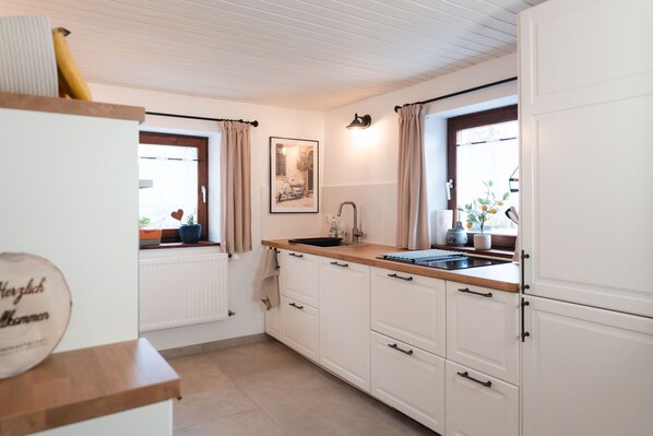 Private kitchen - Vacation accommodation Heimatfleckerl. Oasis of peace for families and small groups. (Geisenhausen)