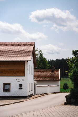 Exterior - Vacation accommodation Heimatfleckerl. Oasis of peace for families and small groups. (Geisenhausen)