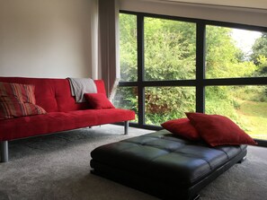 TV, fireplace - Séjour groupe gîtes Via Nova à Lavoine : 13 pers. gîte + 5 pers. loft (Lavoine)