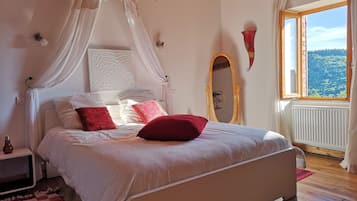 6 bedrooms, iron/ironing board, WiFi, bed sheets