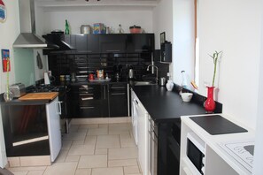 Microwave, oven, dishwasher - Séjour groupe gîtes Via Nova à Lavoine : 13 pers. gîte + 5 pers. loft (Lavoine)