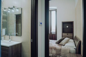 2 عدّة غرف نوم ومكواة/لوح كي وخدمة الإنترنت وملاءات أسرّة