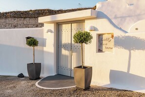 Exterior detail - One-bedroom cave apartment twin, sleeps 4, shared pool, near Fira (Fira)