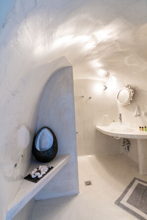 Een douche, een haardroger, handdoeken, toiletpapier