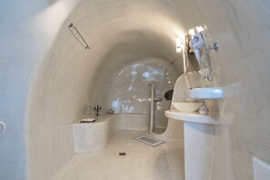 Shower, hair dryer, towels, toilet paper - One-bedroom cave apartment twin, sleeps 4, shared pool, near Fira (Fira)