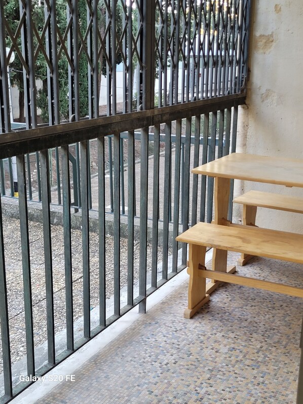 Outdoor dining - QUIET, SECURE F3 RENTAL WITH GARAGE (Nîmes)