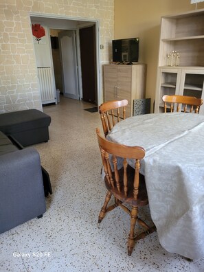 Dining - QUIET, SECURE F3 RENTAL WITH GARAGE (Nîmes)
