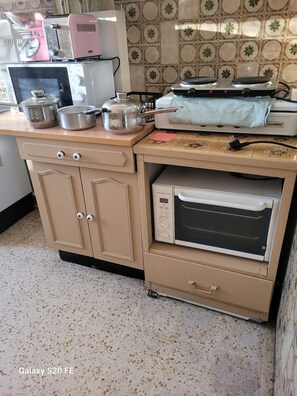 Kühlschrank, Mikrowelle, Ofen, Herdplatte