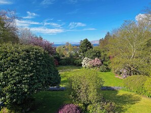 Property grounds - Loch View Flat - in beautiful large garden with old church ruins on the grounds (Onich)