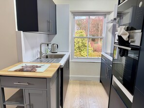 Fridge, microwave, oven, stovetop - Loch View Flat - in beautiful large garden with old church ruins on the grounds (Onich)