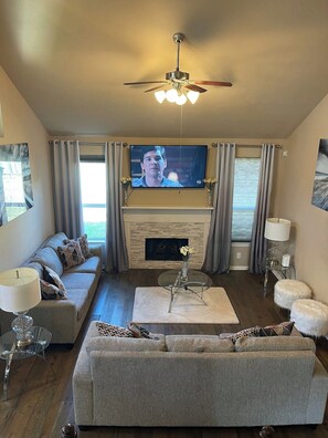 TV, fireplace - Luxury Stay - Near Houston Airport (Humble)