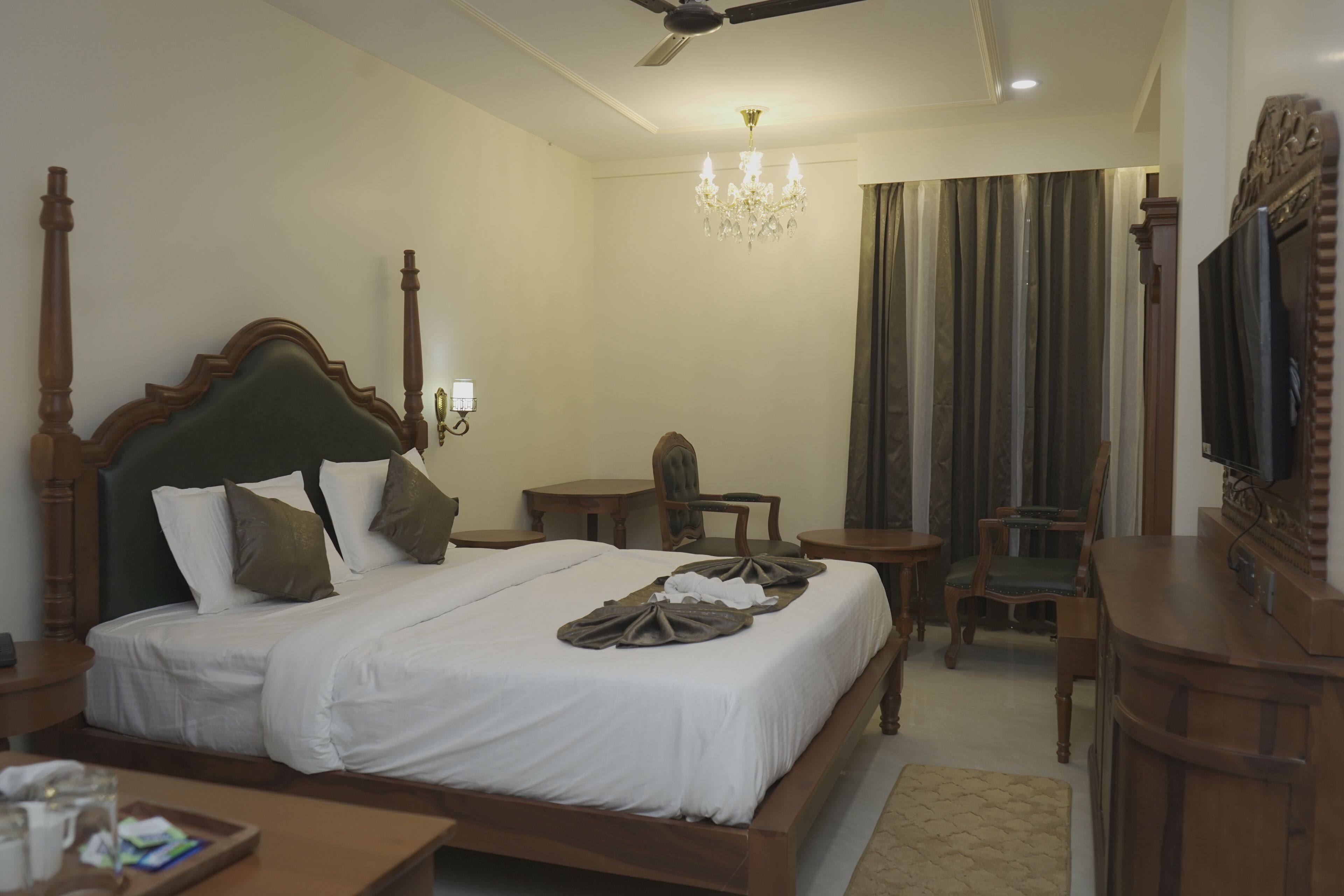 Executive-Zimmer | Laptopgeeigneter Arbeitsplatz, kostenloses WLAN