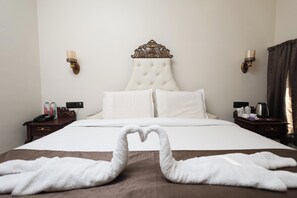Deluxe Room | Laptop workspace, free WiFi - Hotel Shringar Mahal  (Vrindavan)