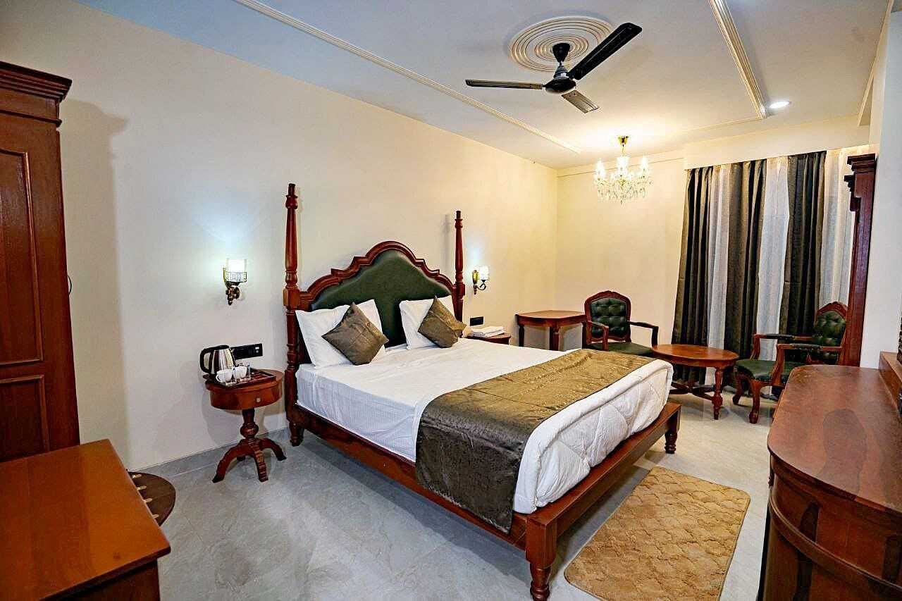 Laptop workspace, free WiFi