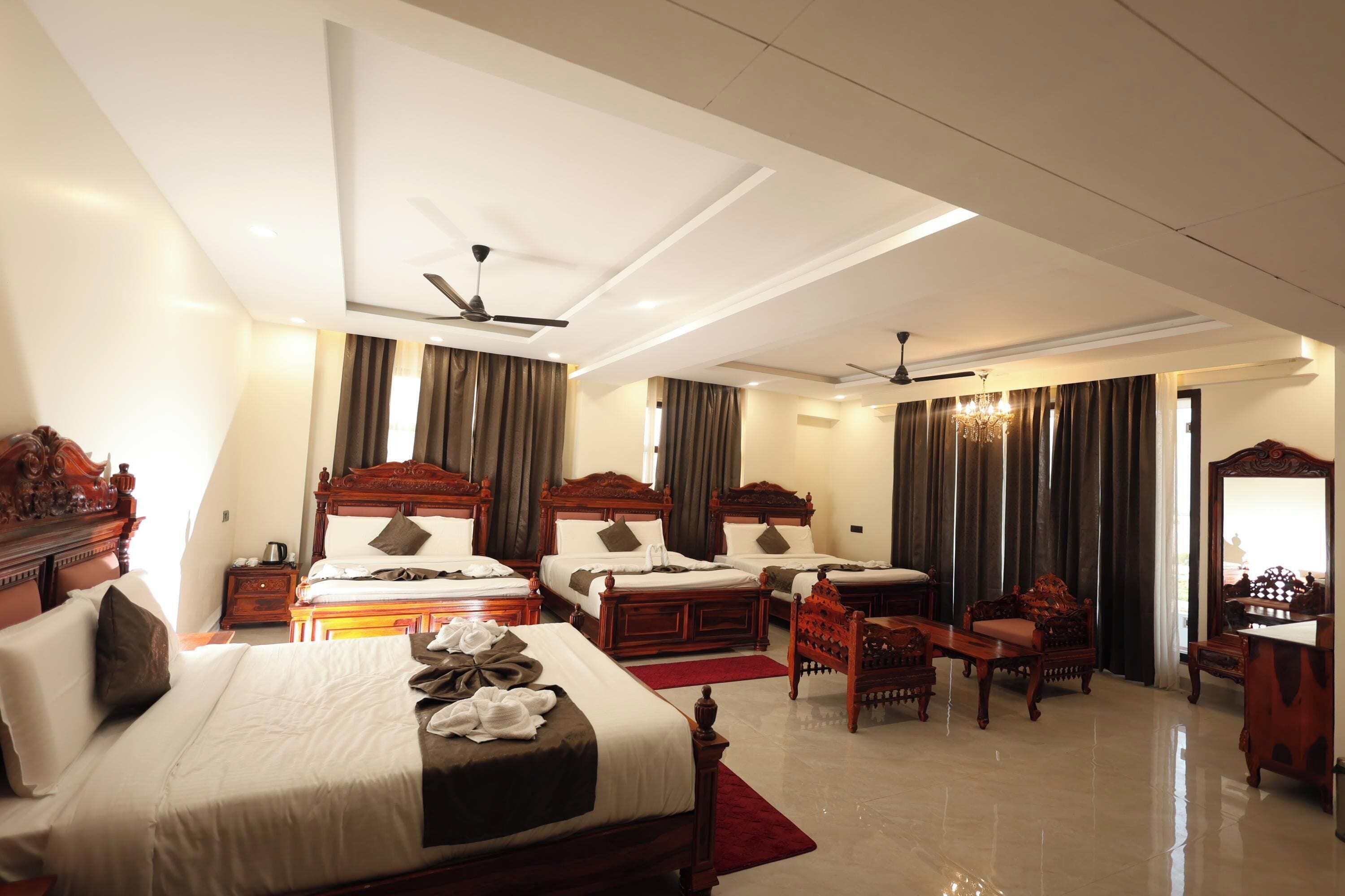 Family Room | Laptop workspace, free WiFi