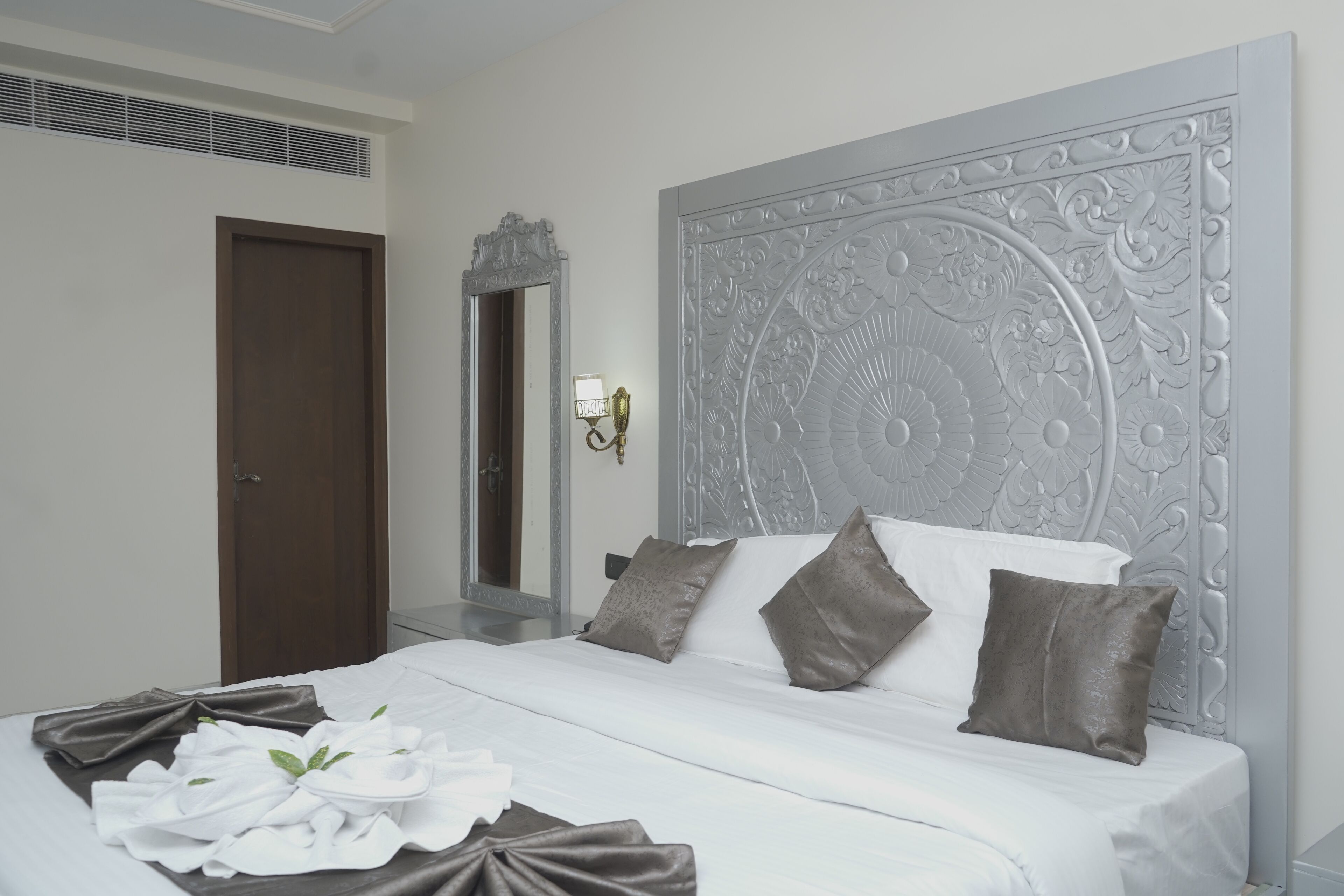 Presidential Room | Laptop workspace, free WiFi