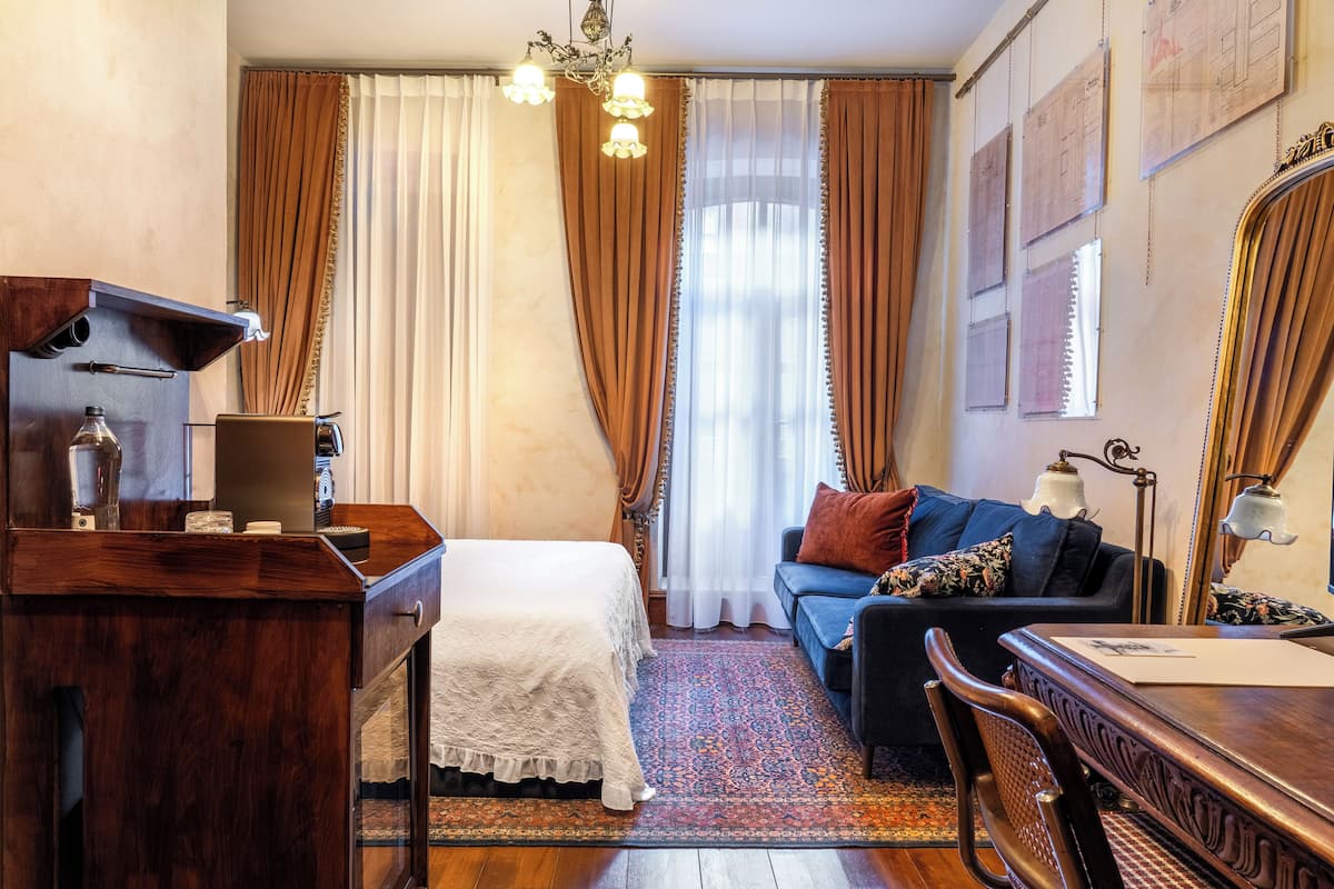 Habitación Deluxe, balcón, vista al patio | Caja de seguridad en la habitación y escritorio