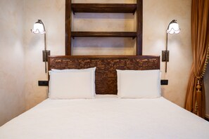 Deluxe Room, Balcony, Courtyard View | In-room safe, desk, laptop workspace, blackout drapes - The Yard Hotel (İstanbul)