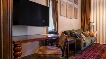 Deluxe Room, Courtyard View | In-room safe, desk, laptop workspace, blackout drapes