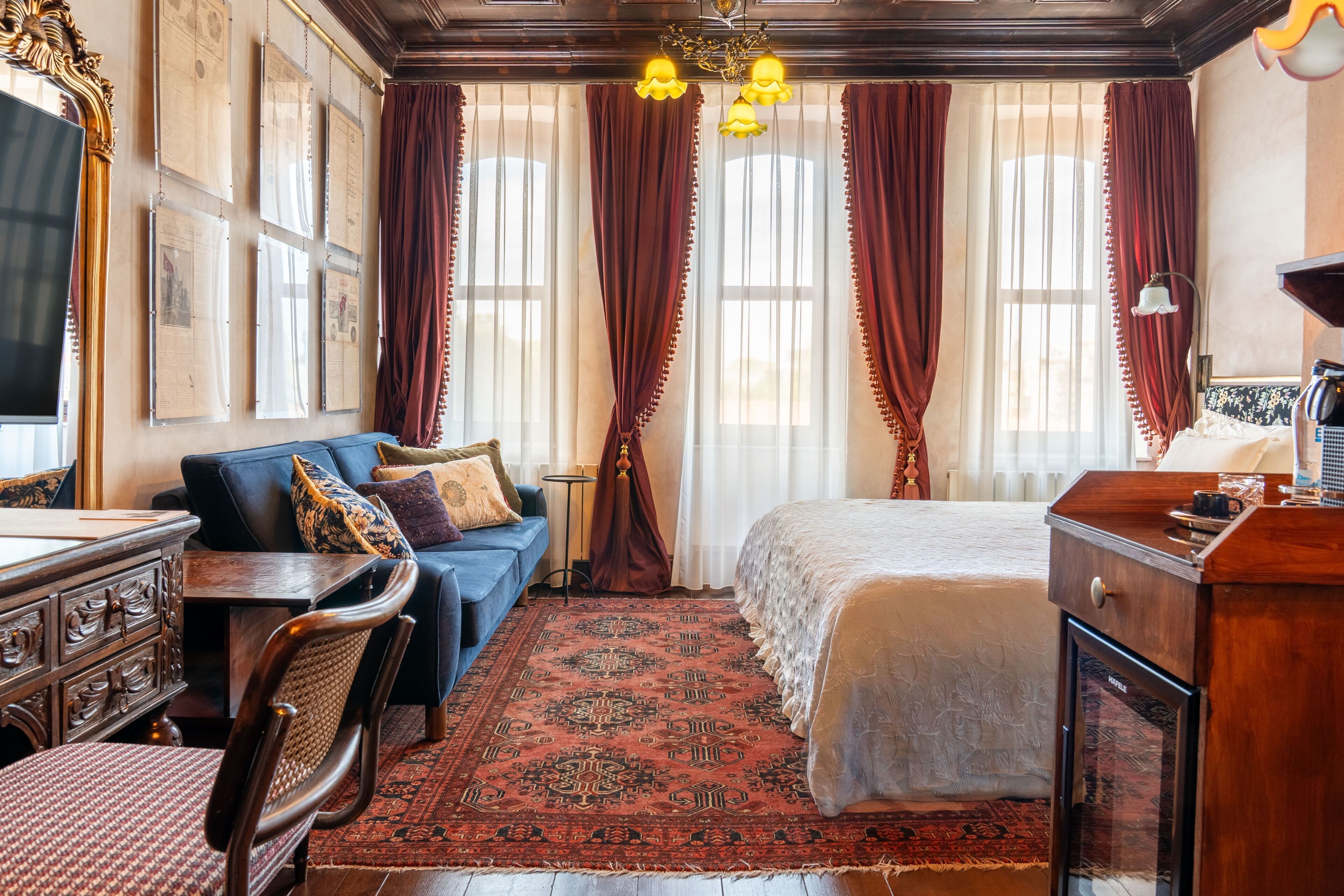 Caja de seguridad en la habitación y escritorio 