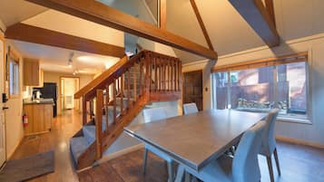 Cabin, Multiple Beds, Patio, Mountain View (The Heavenly Foothills) | Dining