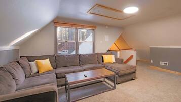 Cabin, Multiple Beds, Patio, Mountain View (The Heavenly Foothills) | Living area