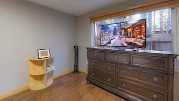 Cabin, Multiple Beds, Patio, Mountain View (The Heavenly Foothills) | Interior