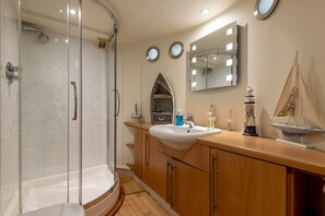 Shower, hair dryer, towels, soap - Granary Beach (No 4) | Elie (Elie)