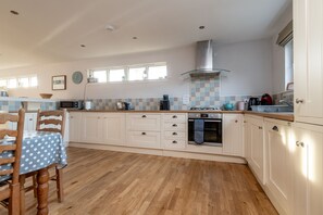 冷蔵庫、電子レンジ、オーブン、食器洗い機