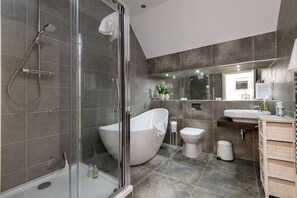 Een douche, een haardroger, handdoeken, zeep