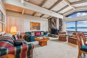 Smart TV, fireplace, DVD player, books - Rocky Ridge Unit #35 (Tahoe City)